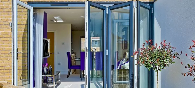 Commercial Door Glass Repair in Laval, QC