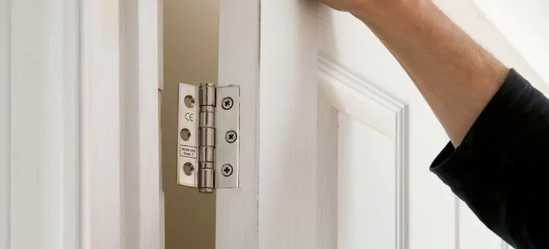 Bathroom Stall Door Hinge Repair in Laval, QC